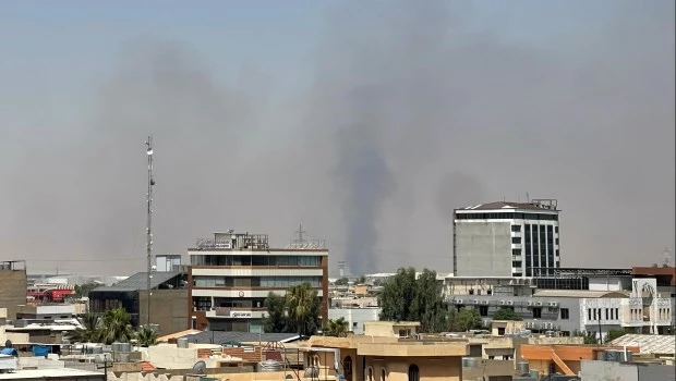 Columnas de humo negro cerca de una base militar que alberga a tropas estadounidenses en Irbil.