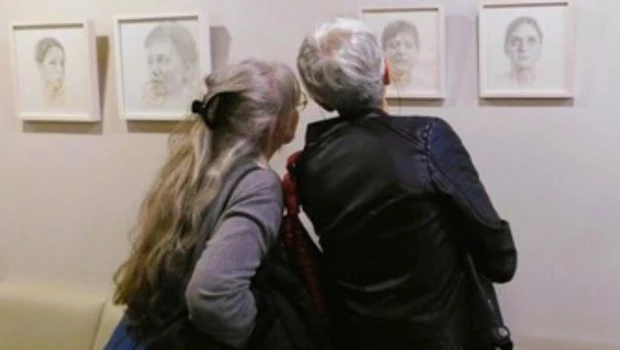 La apreciación del detalle de las obras seleccionadas en la galería de exposiciones.