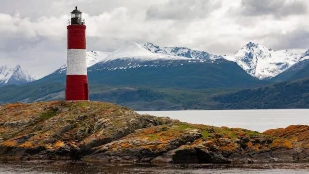 La historia transcurre en las primeras décadas del siglo XIX y está ambientada en los paisajes de Tierra del Fuego.