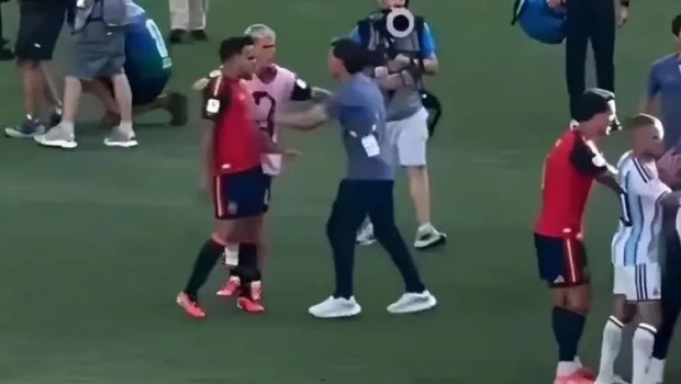 Dani Olmo cruzó a Ayala tras el conflicto en la final del Mundial: “Está faltando a la verdad”
