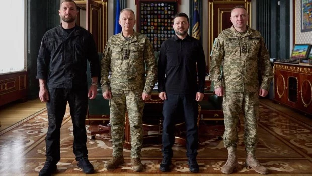 De izquierda a derecha: el ministro de Defensa interino, mayor general Yevhen Khmara, el ex comandante en jefe de las Fuerzas Armadas de Ucrania, Oleksandr Syrskyi, el presidente de Ucrania, Volodymyr Zelenskyy, y el nuevo comandante en jefe de las Fuerzas Armadas de Ucrania, Mykhailo Drapatyi, posan para una foto durante su reunión en Kiev, Ucrania (22 de julio de 2026).