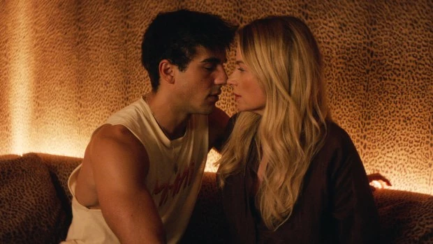 El español Óscar Casas y la figura de México Ludwika Paleta, protagonistas del filme de Netflix.