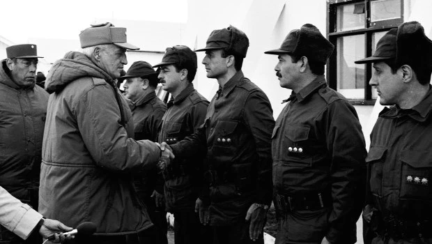 El 22 de abril de 1982 arribó a las Islas Malvinas el presidente Leopoldo Fortunato Galtieri. En la foto, durante una breve revista de las tropas.