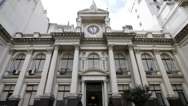 Tras 135 jornadas al hilo, el BCRA cortó la racha compradora de dólares