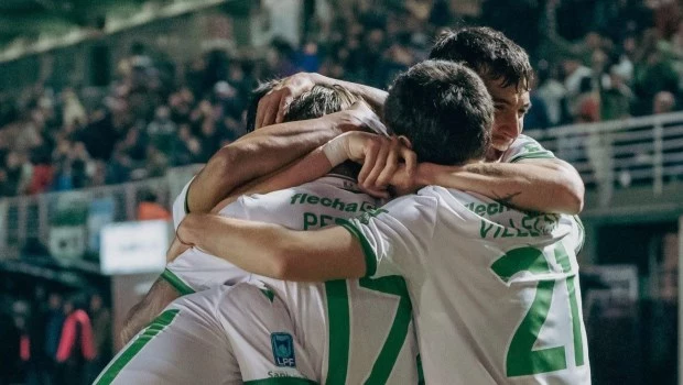 Banfield ganaba tranquilo pero tuvo que sufrir para vencer a Sarmiento