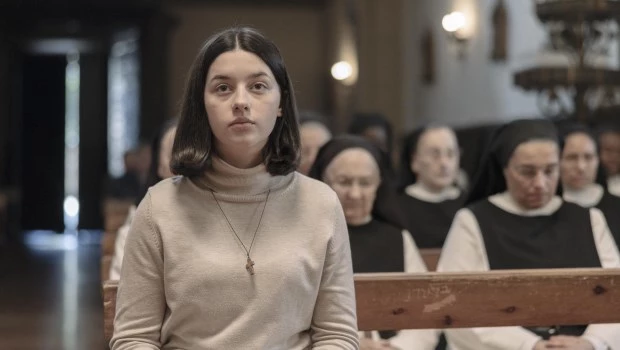Ainara se debate entre la pulsión de sus deseos adolescentes y la vida de fe de un convento.