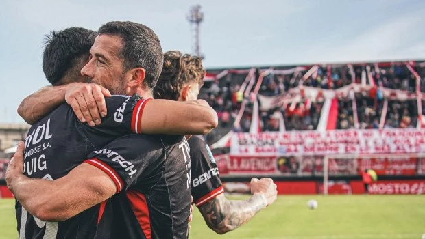 El Guapo pisa fuerte; Riestra se comió un cachetazo en Varela