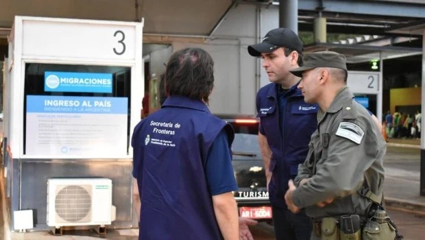 El Gobierno expulsará o impedirá el ingreso al país de extranjeros que inciten el odio contra la Argentina