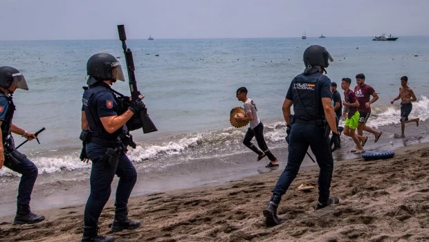 Ceuta pidió cerrar la frontera con Marruecos tras una masiva ola migratoria que desbordó a la ciudad