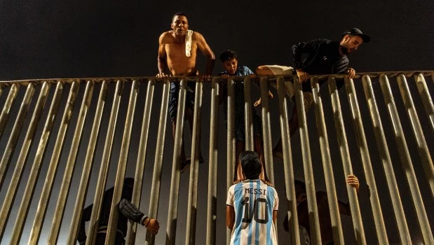 Unas 60.000 personas irrumpen desde Marruecos en el enclave español de Ceuta; hay 34 muertos