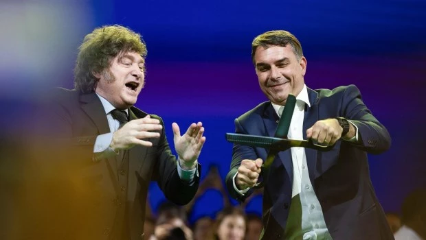 El presidente Javier Milei y el senador Flavio Bolsonaro compartieron el escenario en el acto de lanzamiento del brasileño como candidato presidencial. La coincidencia ideológica entre ambos es absoluta.