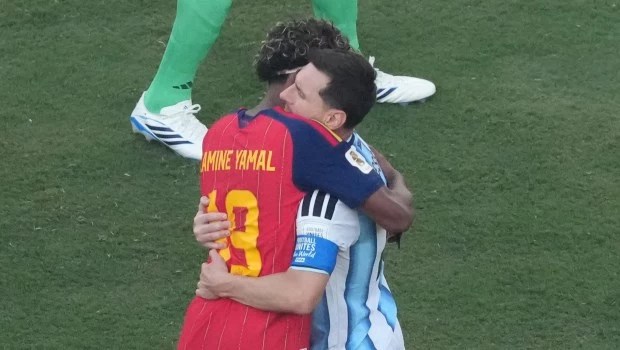 El respetuoso saludo entre Lamine Yamal y Lionel Messi.