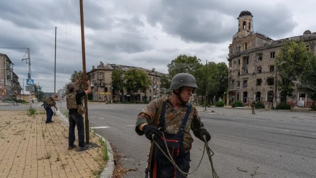 Militares ucranianos reparan una red antidrones dañada en la localidad de Druzhkivka, situada en el frente de Donetsk.