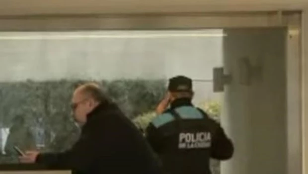 Efectivos de la Policía de la Ciudad ingresaron al edificio ubicado en la avenida del Libertador al 5400 para recolectar pruebas