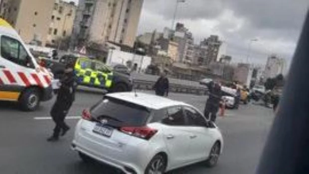 Choque y vuelco en la autopista 25 de Mayo: dos heridos