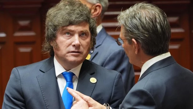 Milei viaja hoy a Ecuador y luego acudirá a la asunción del nuevo presidente de Colombia