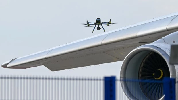Un dron de la policía verifica la seguridad en torno a un avión en el aeropuerto de Leipzig.