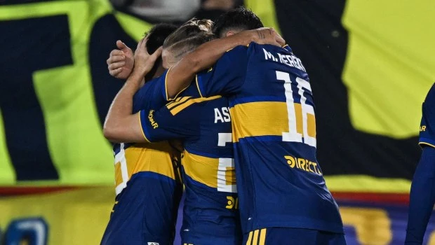 Los abrazos son para Ascacíbar, un ex Estudiantes que le dio el triunfo a Boca.