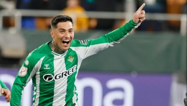 Chimy Avila sigue en el radar de Boca, aunque tiene un competidor en Rosario.
