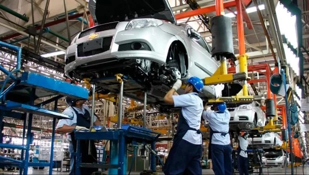 Las exportaciones de autos crecen, pero se desploma la actividad productiva y comercial en el mercado interno