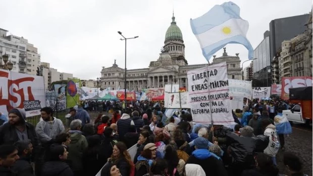 Bajo la lluvia, organizaciones concentran frente al Congreso contra de la Ley de Propiedad Privada