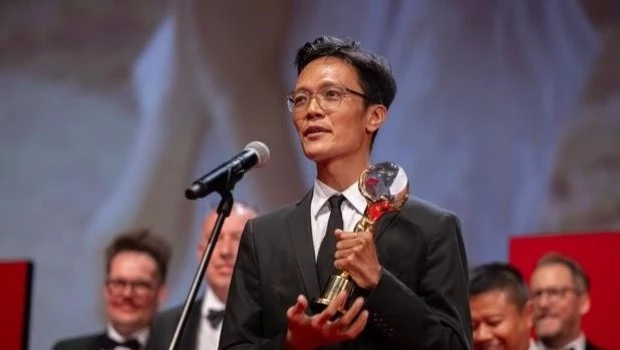 El director Aung Phyoe recibió el Globo de Cristal por 'Fruit Gathering'.