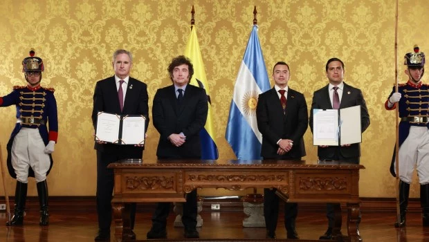 Caputo celebra en Quito la firma del acuerdo automotriz