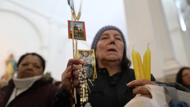 Una multitud implora, como todos los años, por trabajo digno en la iglesia de San Cayetano