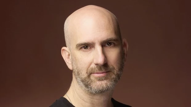 Tras una sólida trayectoria como guionista, Gueilburt debuta con su primera novela.