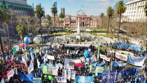 Masiva marcha a Plaza de Mayo por San Cayetano de sindicatos y organizaciones sociales