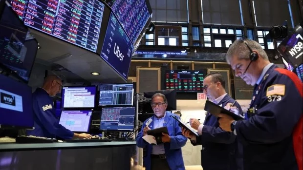 Cerró una semana con suba del riesgo país y baja de acciones