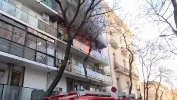 Se incendió un edificio lindero al domicilio de Cristina Kirchner y dos mujeres fueron trasladadas por inhalación de humo
