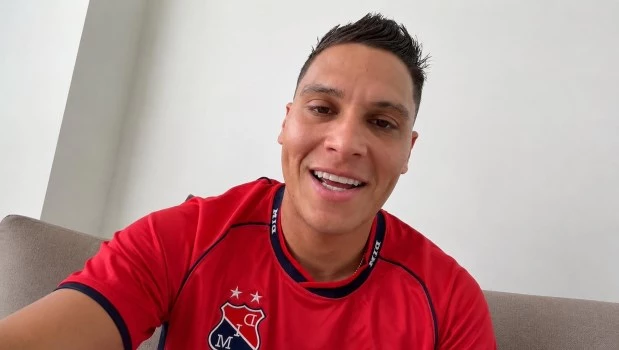Juan Fernando Quintero con su nueva camiseta.