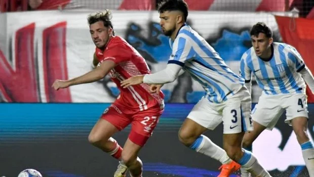Racing jugó con un hombre menos la mayor parte del partido y perdió con Argentinos Juniors