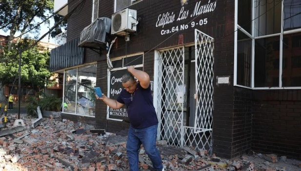 Un fuerte sismo destruye edificios y causa decenas de víctimas en Colombia