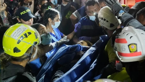 Equipos de rescate transportan a la sobreviviente Daniela Largo tras sacarla de los escombros en Pereira.