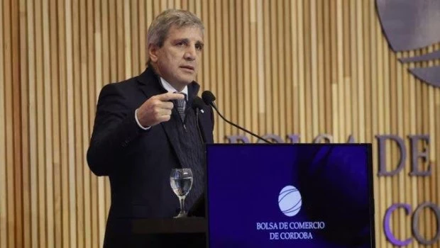 Caputo habló en la Bolsa de Comercio de Córdoba, donde buscó despejar tensiones por el dólar.