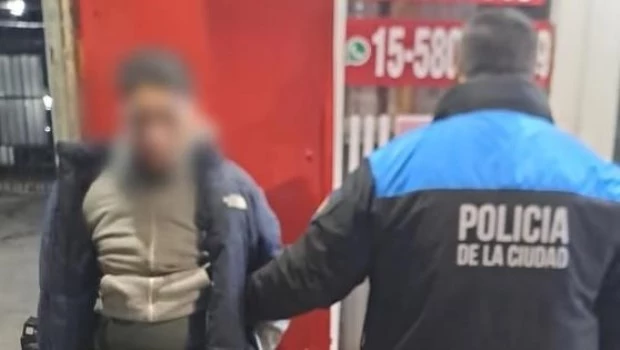 Detuvieron a un pirómano en Caballito que incendió cuatro autos y dañó una verdulería