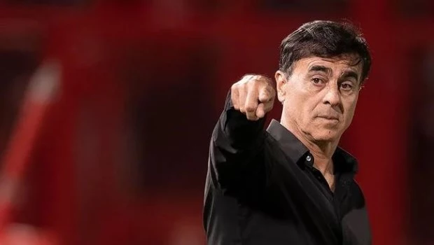 Gustavo Quinteros dejó de ser el técnico de independiente.