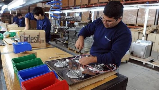 El empleo registrado cayó por tercer mes consecutivo