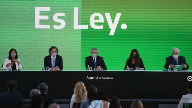 El ex presidente Alberto Fernández se mostró feliz de haber puesto fin al patriarcado, durante el acto oficial de promulgación de la ley del aborto en la Casa Rosada.