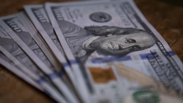 Bajó el dólar mayorista y se aleja de la barrera de los $1.500