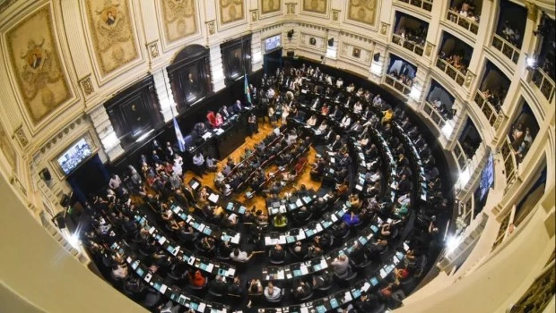 El PRO y La Libertad Avanza quieren frenar un proyecto de La Cámpora que busca blindar a las empresas públicas de la Provincia