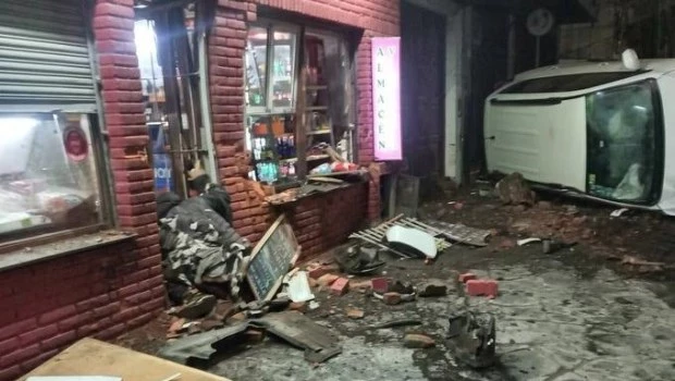 Una camioneta volcó y atropelló a seis personas en Mar del Plata: un muerto