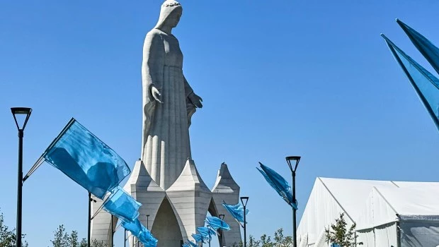 Inauguran una enorme estatua de la Virgen María en un pequeño pueblo de Polonia