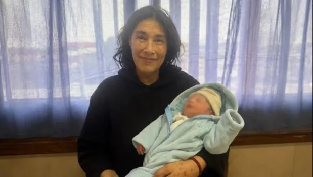 Alta médica para la madre de 62 años y su bebé tras marcar un récord en el país
