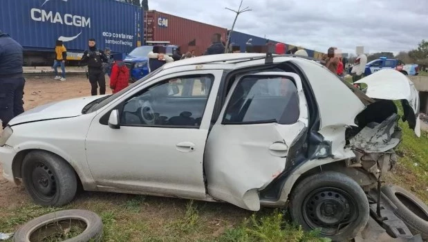 Un tren de cargas arrolló a un auto con seis pasajeros en Córdoba: una mujer quedó atrapada y salió ilesa