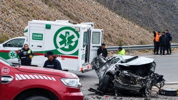 Jujuy: una camioneta cayó 80 metros y murió una mujer
