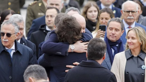 Un claro mensaje político: el abrazo de Javier Milei y Federico Sturzenegger.