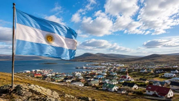 La bandera argentina volvió a flamear en las Islas Malvinas tras 44 años